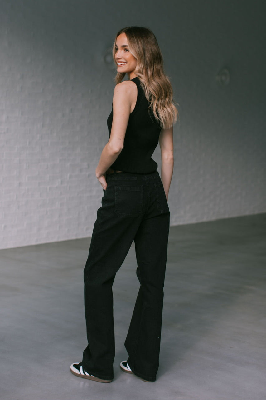 BLACK STRAIGHT LEG STRETCH JEAN