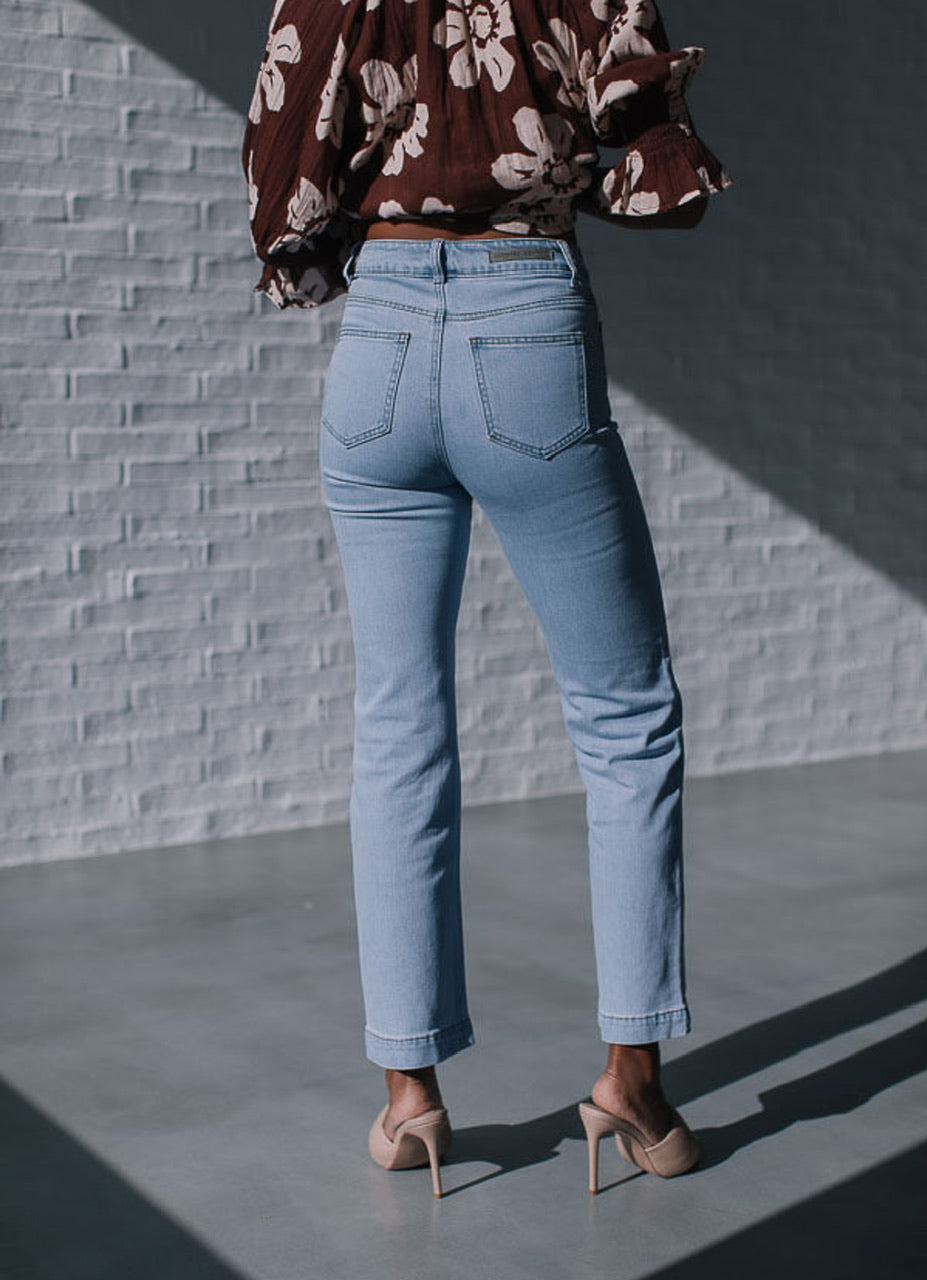 ANDY STRAIGHT LEG JEAN IN LIGHT BLUE