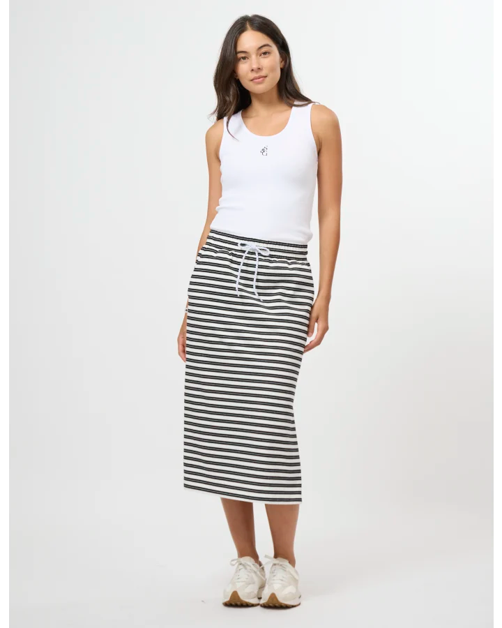 STELLA + GEMMA ESSENTIALS SKIRT IN BLACK