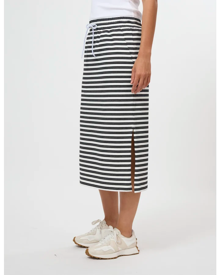 STELLA + GEMMA ESSENTIALS SKIRT IN BLACK