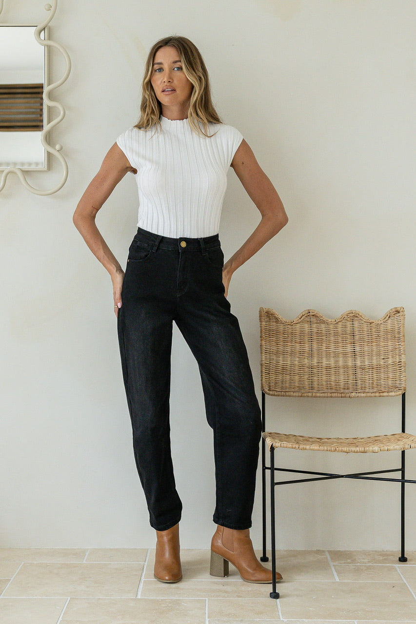 BARREL LEG JEAN IN BLACK