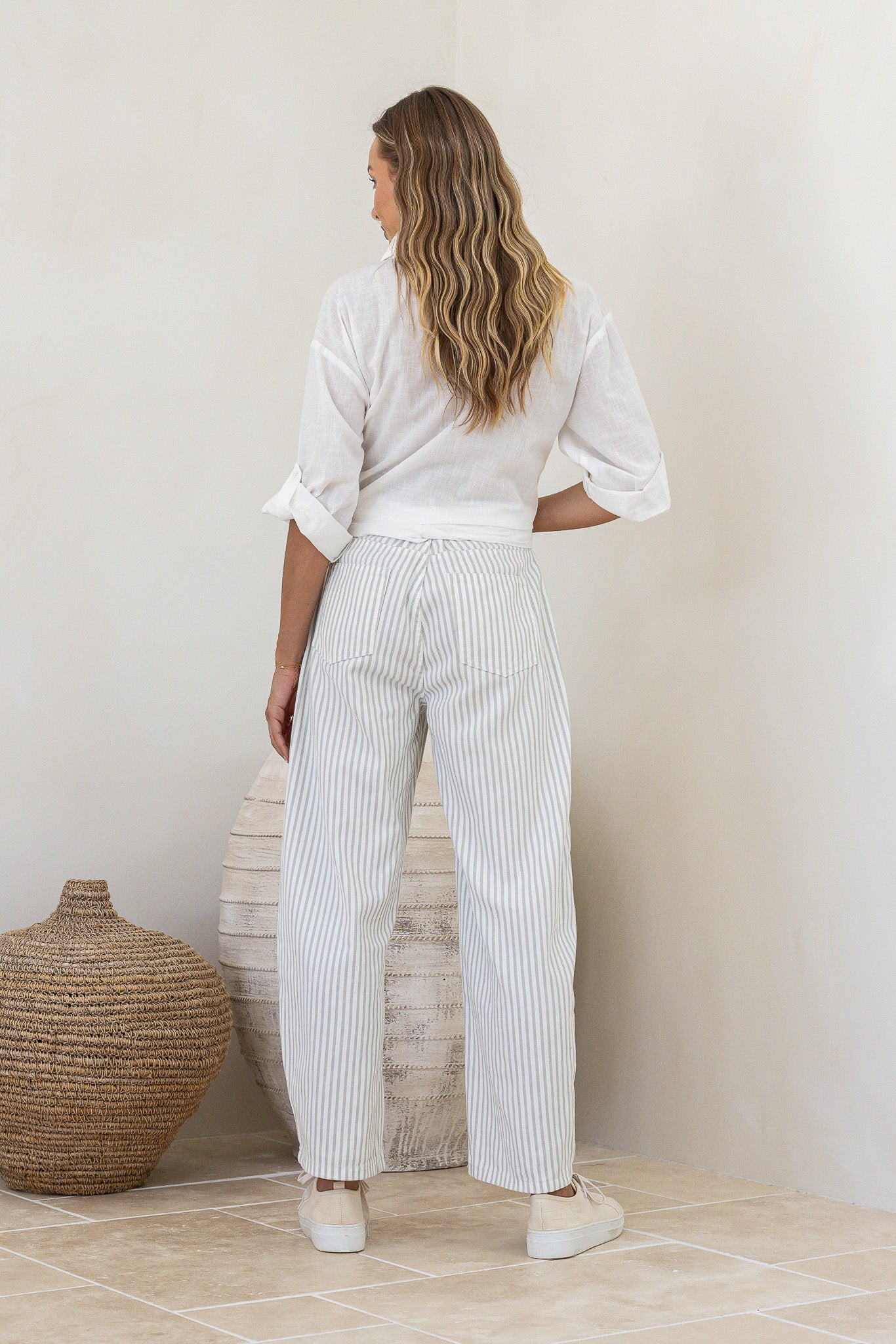 EYELET BARREL JEAN