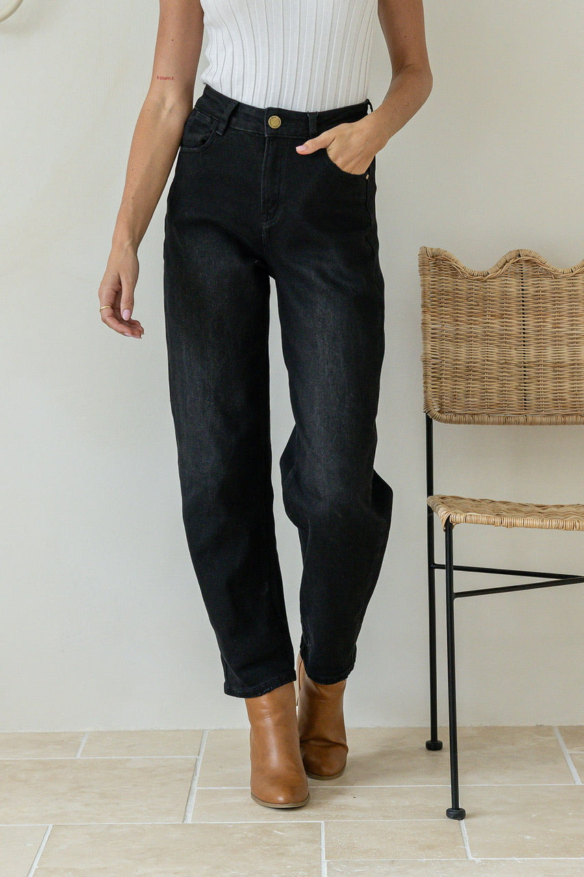 BARREL LEG JEAN IN BLACK